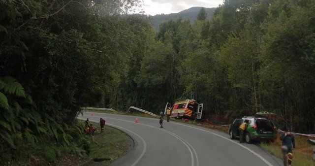Tres voluntarios de bomberos resultaron lesionados en volcamiento de un carro bomba