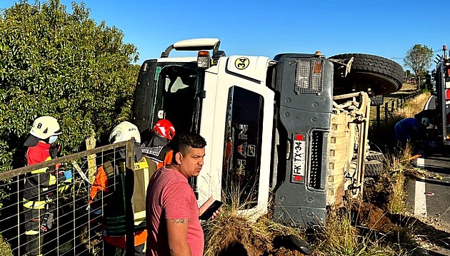 Una persona quedó lesionada tras volcamiento de un camión en la ruta 5 Sur