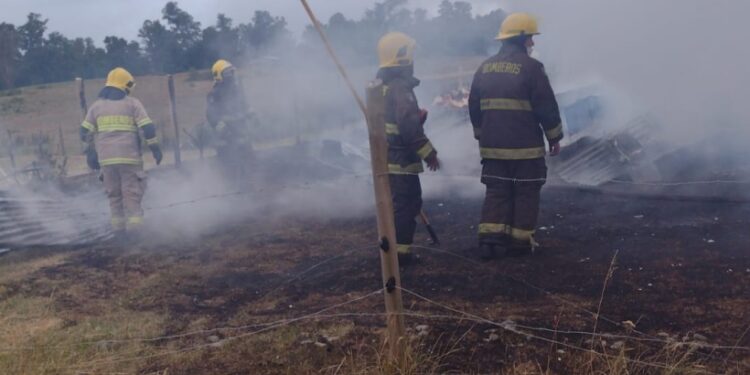 Río Negro: Una familia escapó por la ventana tras el incendio de su casa