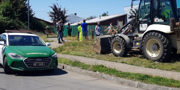 Trabajadores municipales encontraron cadáver en plaza de juegos en Osorno