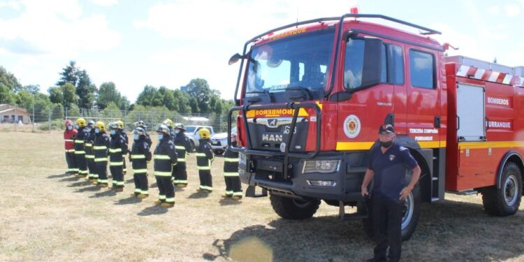 Entregan moderno carro bomba forestal a bomberos de Crucero en Purranque