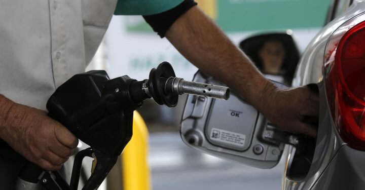 Proyectan que precios de los combustibles en Chile seguirán subiendo