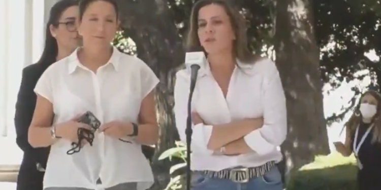Momentos previos a un punto de prensa Teresa Marinovic se “salió de madre”