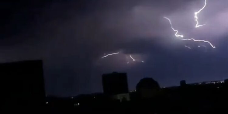 Anuncian tormentas eléctricas para este miércoles en la región de Los Lagos: Onemi declara alerta temprana preventiva