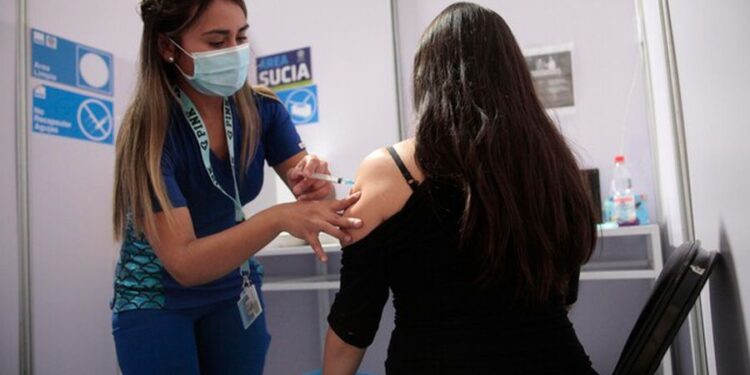 Desde el 7 de marzo comienza la inoculación de la 4ta dosis para mayores de 18 años