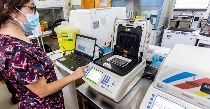 Municipio de Purranque facilita equipo para aumentar capacidad de análisis PCR en laboratorio de Osorno