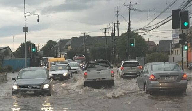 Fuerte tormenta eléctrica en Osorno dejó al paso serios daños a inmuebles y anegamiento de calles