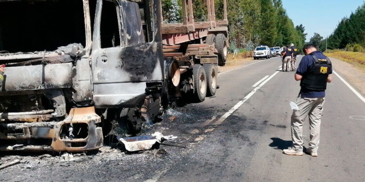 Encapuchados armados amenazan a chofer y queman camión en Collipulli