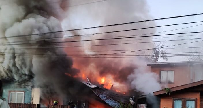 Osorno: Incendio en Francke destruyó 3 viviendas y un automóvil