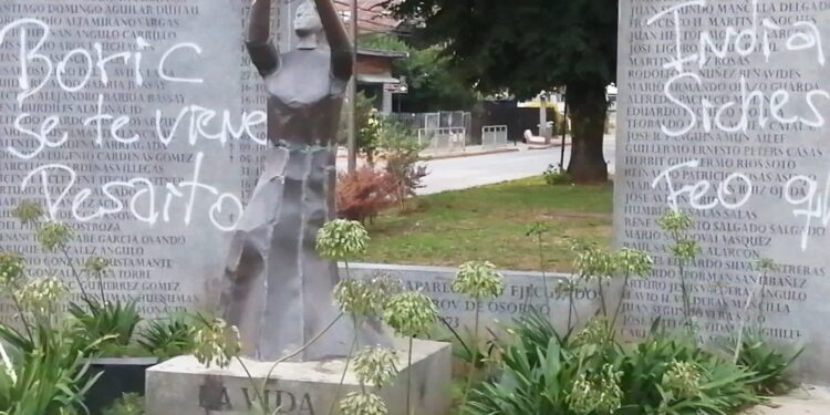 Desconocidos rallaron Monumento Memorial por la Paz