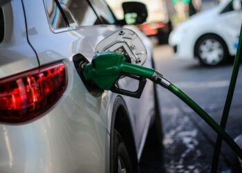 Diputado González pide suspender el impuesto específico a los combustibles