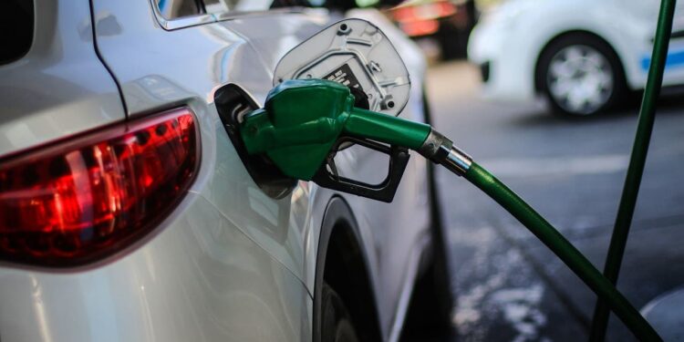 Diputado González pide suspender el impuesto específico a los combustibles