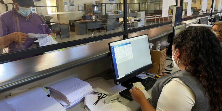 Extienden horarios para interesados en renovar permiso de circulación