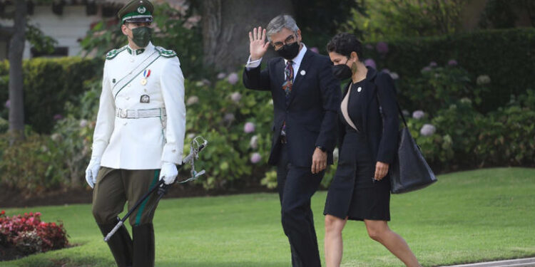 Nuevo ministro de Hacienda confirma meta de subir sueldo mínimo a 500 mil pesos