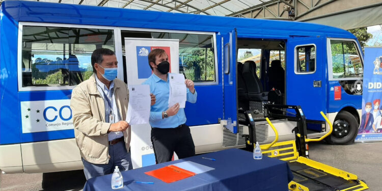 Entregan minibús para traslado de pacientes de diálisis en la comuna de Río Negro