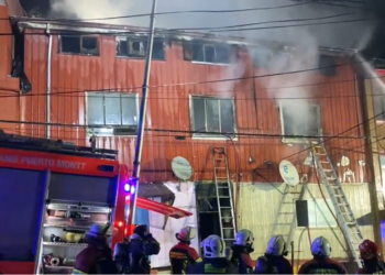 Dos viviendas destruidas y dos lesionados fue el saldo de incendio en Puerto Montt