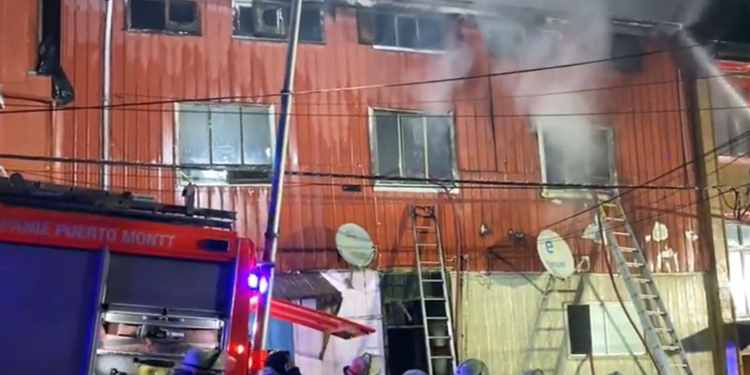 Dos viviendas destruidas y dos lesionados fue el saldo de incendio en Puerto Montt