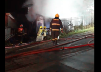Vivienda quedó destruida por violento incendio en Río Negro