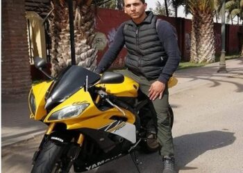 Osorno: Madre se amarra a un poste del Puente San Pedro exigiendo justicia para su hijo muerto en accidente de tránsito