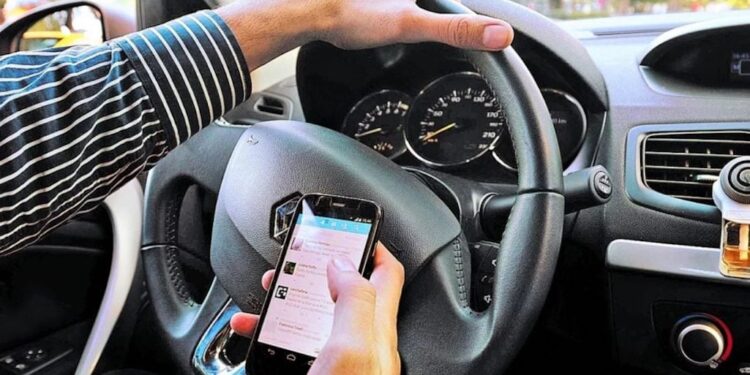 Conductores en el ojo de Carabineros: Comienza a regir  “Ley No Chat”