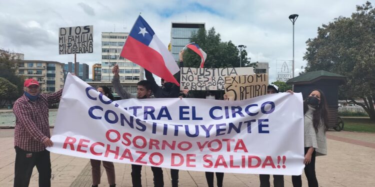 “Chilenos por Chile” se juntaron en Plaza de Armas para protestar contra los constituyentes