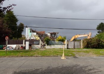 Desalojan y demuelen casa ocupa.