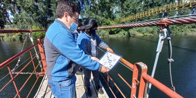 Estudiantes de escuela Carlos Condell pintaron con mensajes motivacionales puentes de Osorno.