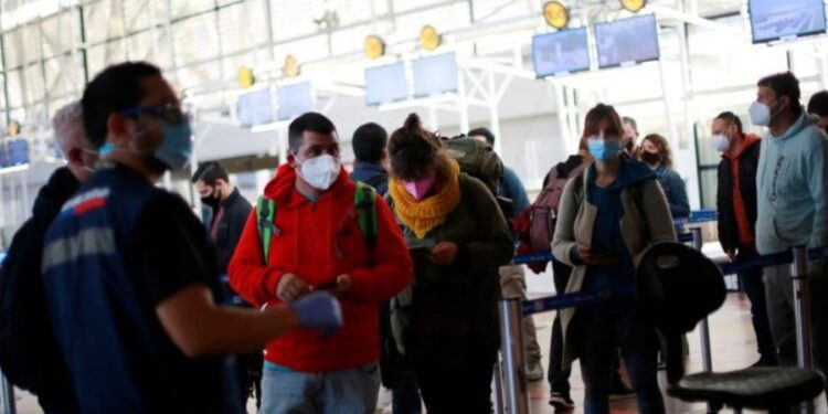 Senador Espinoza solicita al gobierno transparentar recursos utilizados en tomas de PCR en Aeropuerto Internacional de Santiago