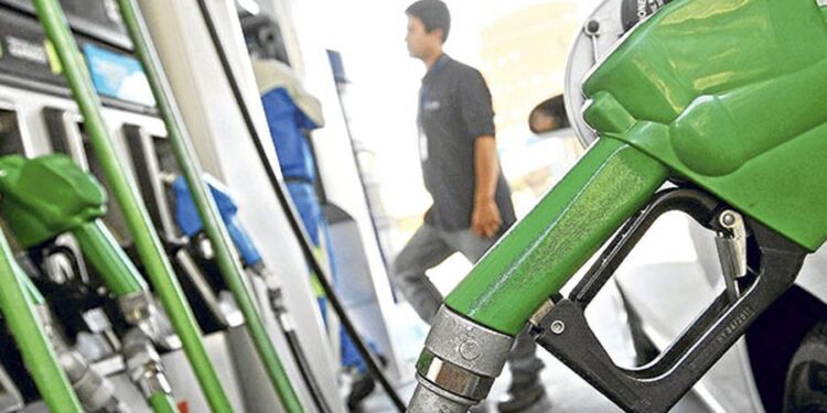 Anuncian que precio de la bencina podría subir hasta 30 pesos esta semana