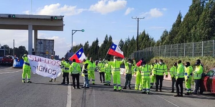 Sin acuerdos trabajadores de la Concesionaria Los Lagos mantienen paro