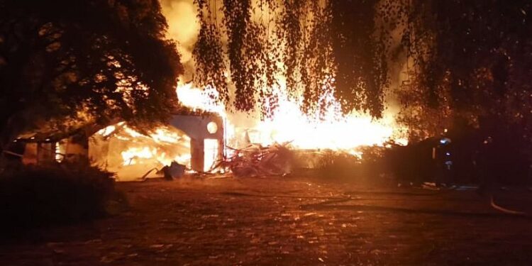 Incendio destruyó vivienda y un vehículo en Osorno: cuidadora ayudó a salir adulta mayor