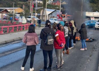 Mujeres en Calbuco se movilizan exigiendo justicia para joven asesinado  