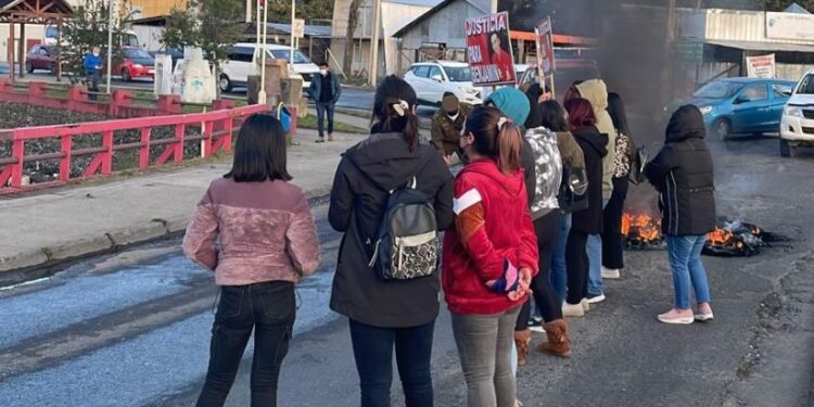 Mujeres en Calbuco se movilizan exigiendo justicia para joven asesinado  