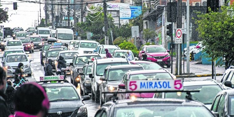 Exigen al Gobierno nombramiento de la Seremi de Transporte para abordar temas de congestión vehicular en la región de Los Lagos.