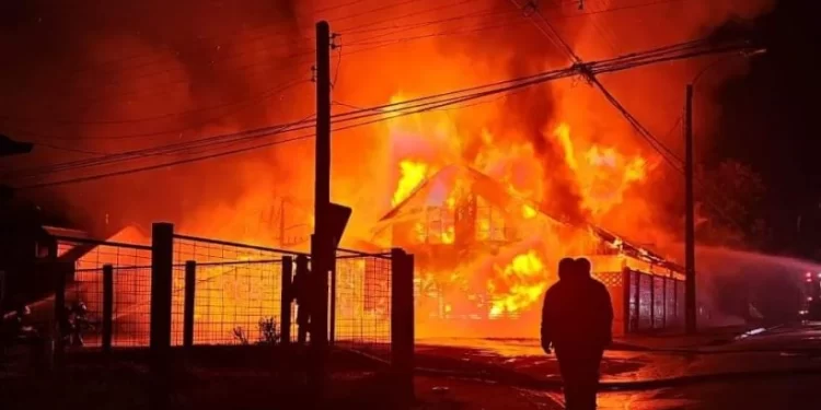 Incendio destruyó por completo una casa y una Iglesia en Lago Ranco