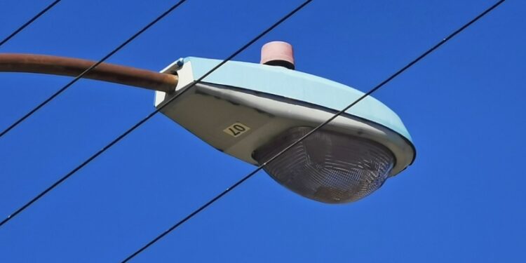 Osorno: Vecinos del sector oriente reclaman corte de luz en postes de la vía pública