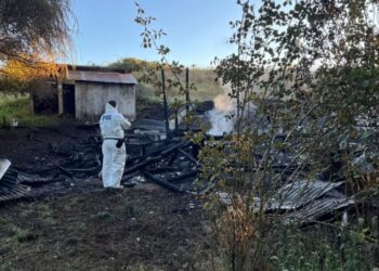Ataque incendiario en Lanco dejó dos inmuebles destruidos
