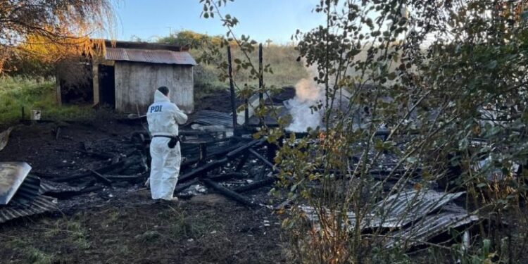 Ataque incendiario en Lanco dejó dos inmuebles destruidos
