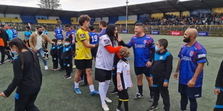 Partido de fútbol “Leyendas albas vs azules” se realizó este domingo en Osorno 
