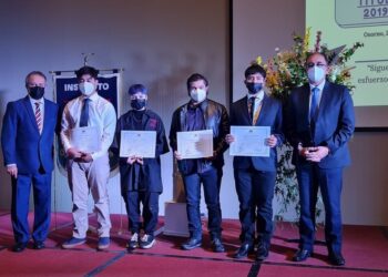 Más de 300 estudiantes del Instituto Comercial de Osorno recibieron su título técnico profesional 