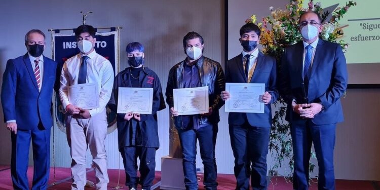 Más de 300 estudiantes del Instituto Comercial de Osorno recibieron su título técnico profesional 