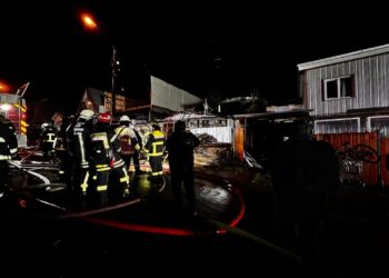 Dos hombres fallecen en incendio la madrugada de este domingo en Osorno
