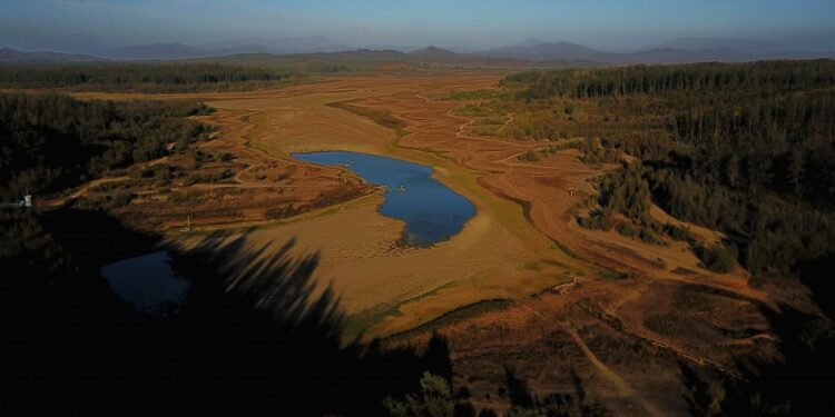 Sequía en embalses de la zona central: Reservas de agua registran mínimos históricos