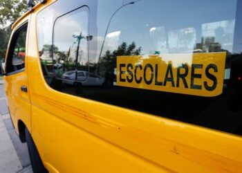 Osorno: Furgón escolar y vehículo particular colisionaron este viernes 