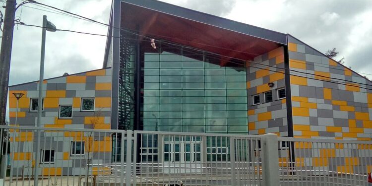 Osorno: Liceo Rahue debe extender suspensión de clases este miércoles por filtraciones de agua lluvia 