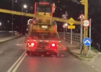 Conductor de camión derribó pórticos de acceso del puente Cau Cau en Valdivia