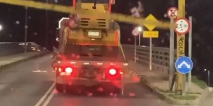Conductor de camión derribó pórticos de acceso del puente Cau Cau en Valdivia