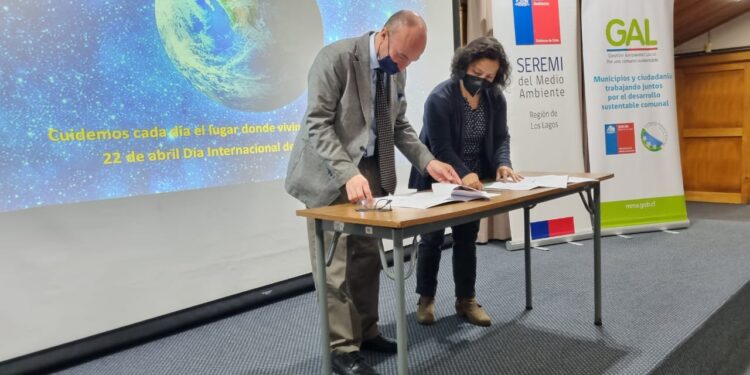 Los Lagos: Seremi del Medio Ambiente y Universidad Austral de Chile suscriben convenio 