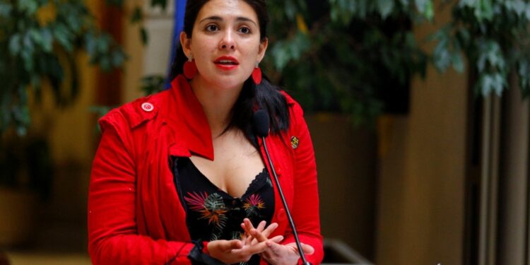 Cariola y postura del PC por quinto retiro: «Es una decisión que no tenemos tomada todavía»