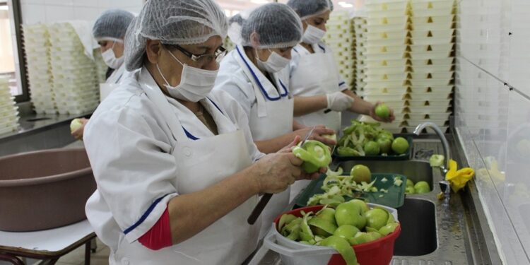 Concejal de Osorno denuncia pago de finiquitos con cheques sin fondos a manipuladoras de alimentos 